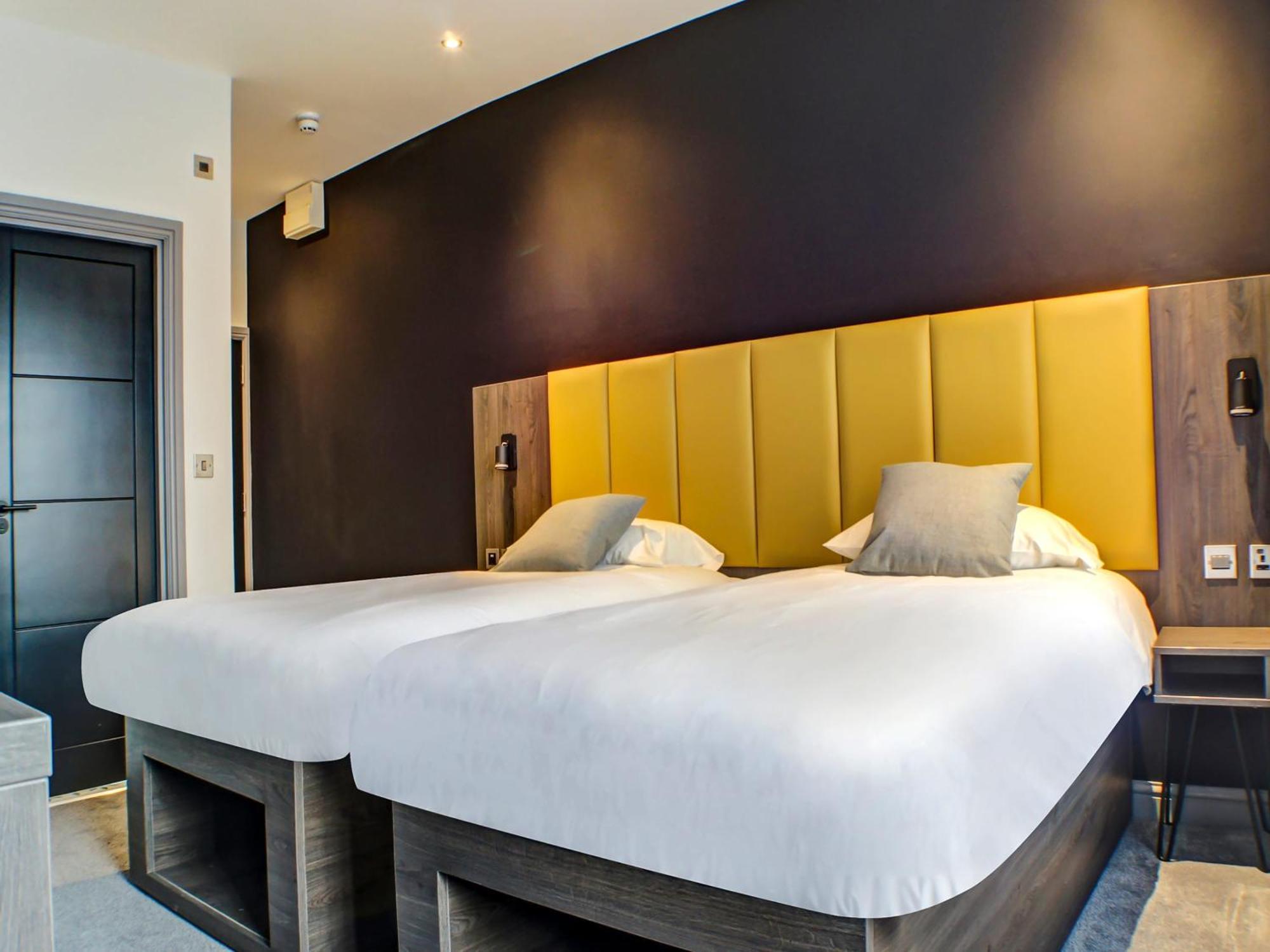 Oyo Arms Boutique Pub&hotel