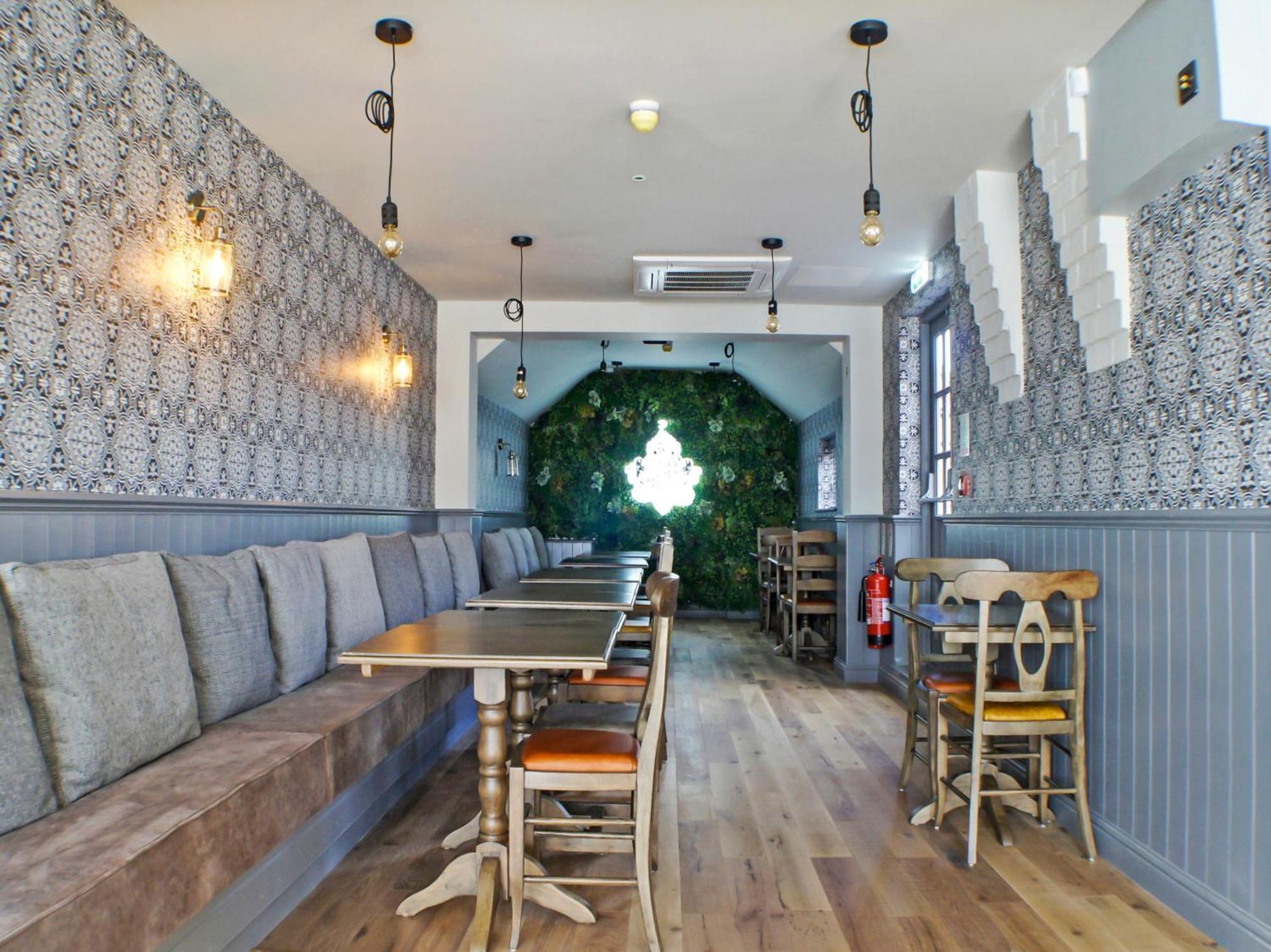Oyo Arms Boutique Pub&hotel